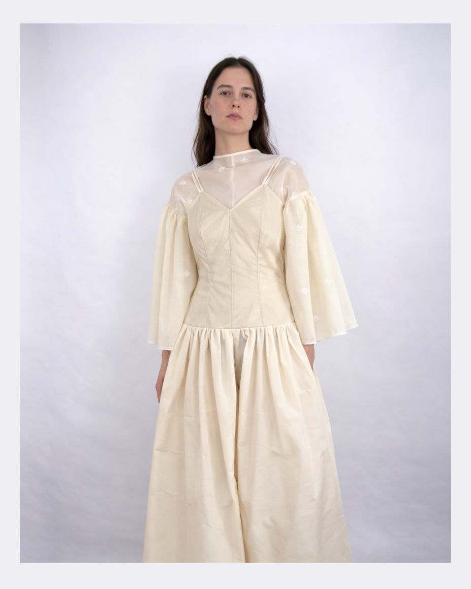 Modern Wedding Dresses: Fluidity, Form, and Quiet Romance