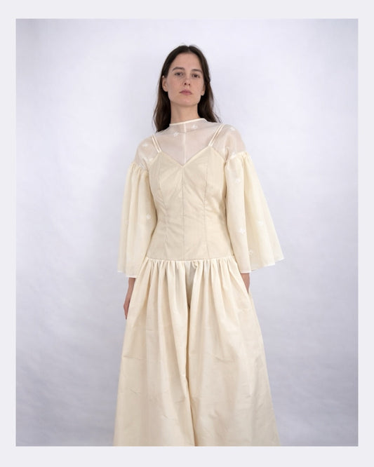 Modern Wedding Dresses: Fluidity, Form, and Quiet Romance